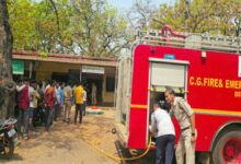 बंदरों की उछलकूद जिला सहकारी बैंक में लगी आग