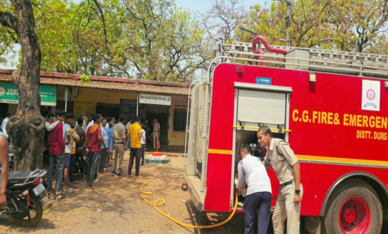 बंदरों की उछलकूद जिला सहकारी बैंक में लगी आग