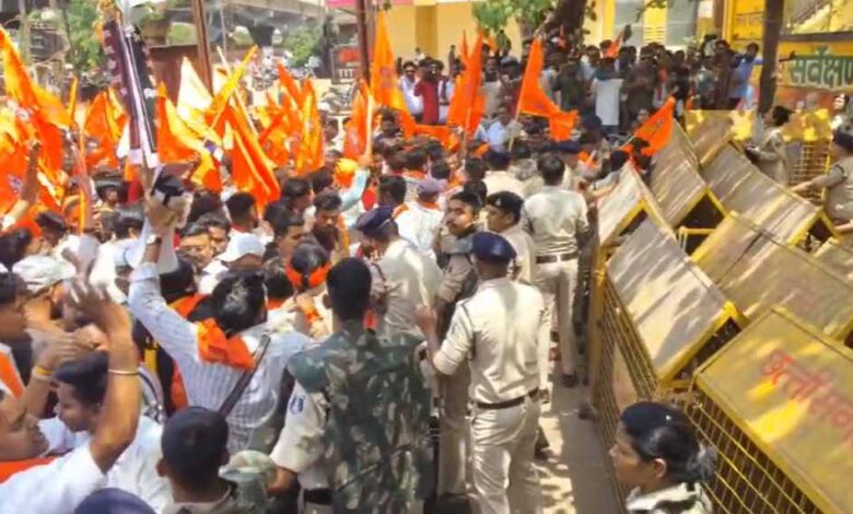 हनुमान जी की मूर्ति हटाने को लेकर बवाल