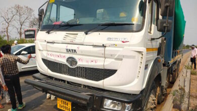 रेत भरे हाइवा ने बाइक सवार दो युवकों को कुचला