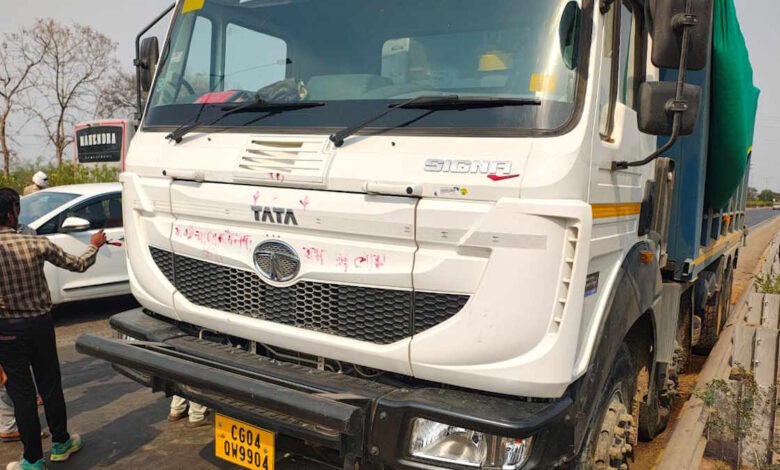 रेत भरे हाइवा ने बाइक सवार दो युवकों को कुचला