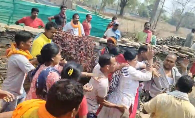 बाहरी परिवार के गांव में ईसाई धर्म का प्रचार करने पर विवाद