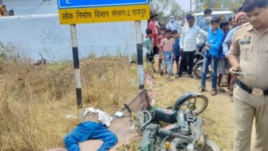 सड़क किनारे बोर्ड से टकराया मोपेड सवार, मौत