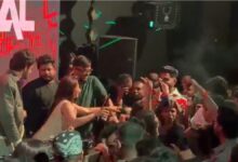 नाइट क्लब में इन्फ्लुएंसर लड़कियों को शराब परोसते दिखी