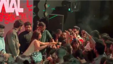 नाइट क्लब में इन्फ्लुएंसर लड़कियों को शराब परोसते दिखी