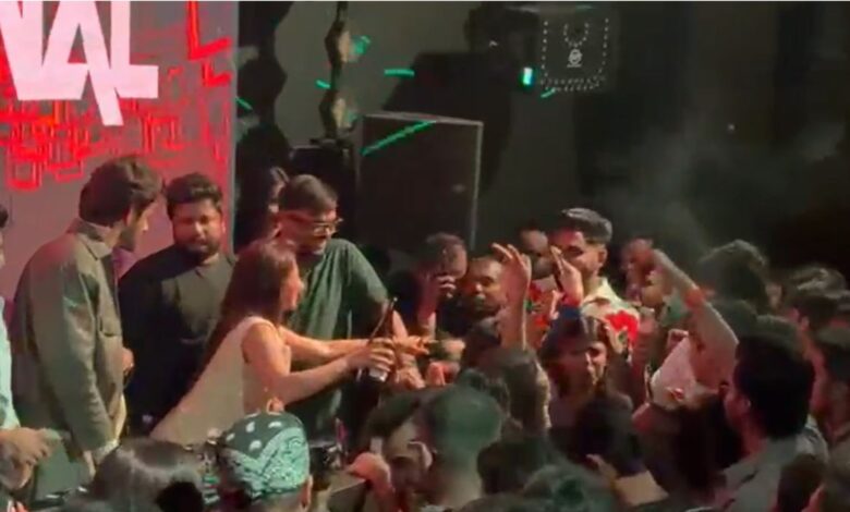 नाइट क्लब में इन्फ्लुएंसर लड़कियों को शराब परोसते दिखी