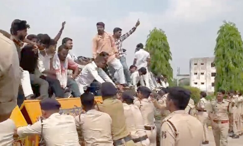 छात्रसंघ चुनाव की मांग को लेकर एनएसयूआई ने विश्वविद्यालयों का घेराव किया