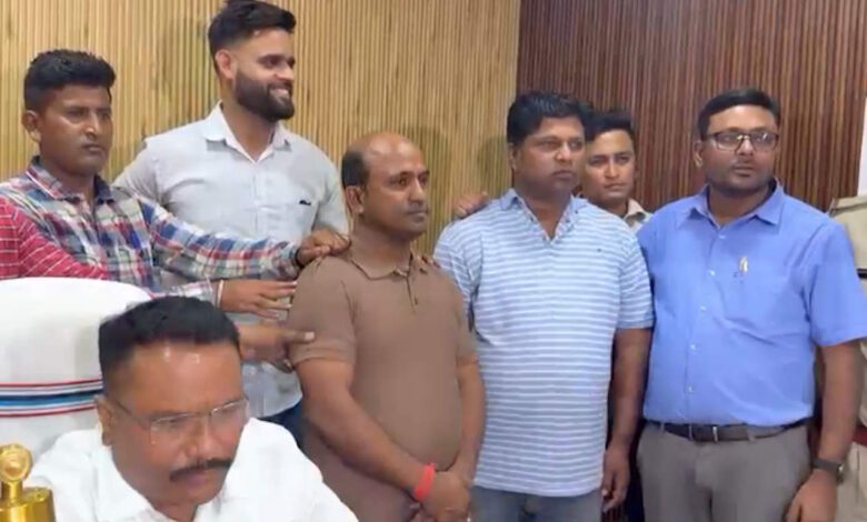 जिन्दा पैंगोलिन के साथ दो तस्कर गिरफ्तार