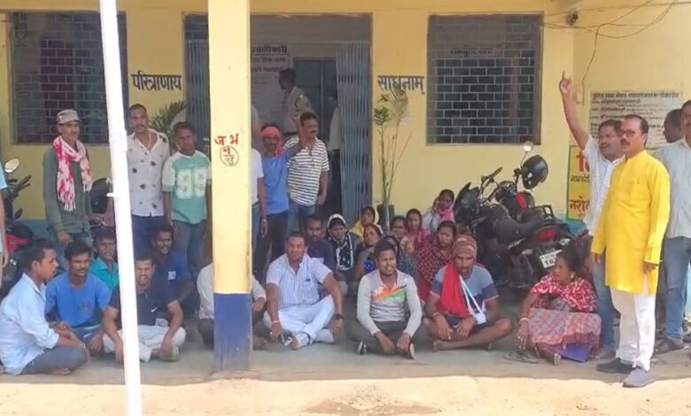 सफाई कर्मी की आरक्षक ने की पिटाई