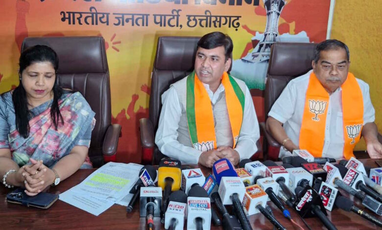 सरपंच सचिव ने मिलकर सरकारी जमीन बेचीं, कांग्रेस ने नहीं की कोई कार्रवाई सरपंच सचिव ने मिलकर सरकारी जमीन बेचीं, कांग्रेस ने नहीं की कोई कार्रवाई