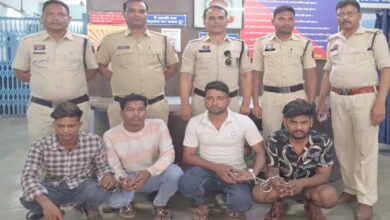 पति के साथ सामान खरीदने गई महिला से गैंगरेप, 4 गिरफ्तार