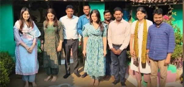 अचानकमार पहुंचा तेंदुलकर परिवार, शिक्षा व स्वास्थ्य सेवाओं की ली जानकारी अचानकमार पहुंचा तेंदुलकर परिवार, शिक्षा व स्वास्थ्य सेवाओं की ली जानकारी