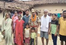 नक्सल प्रभावित गांव में माँ बाप ने की मजदूरी, बेटा बना एसआई