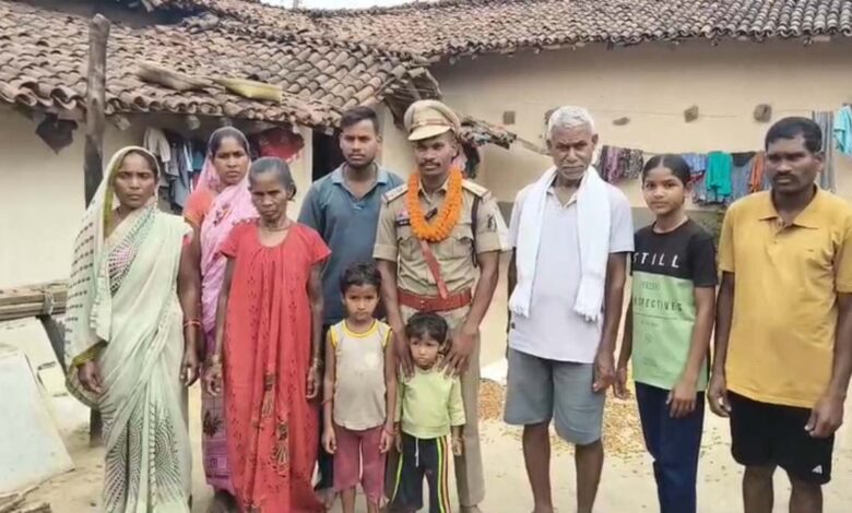 नक्सल प्रभावित गांव में माँ बाप ने की मजदूरी, बेटा बना एसआई