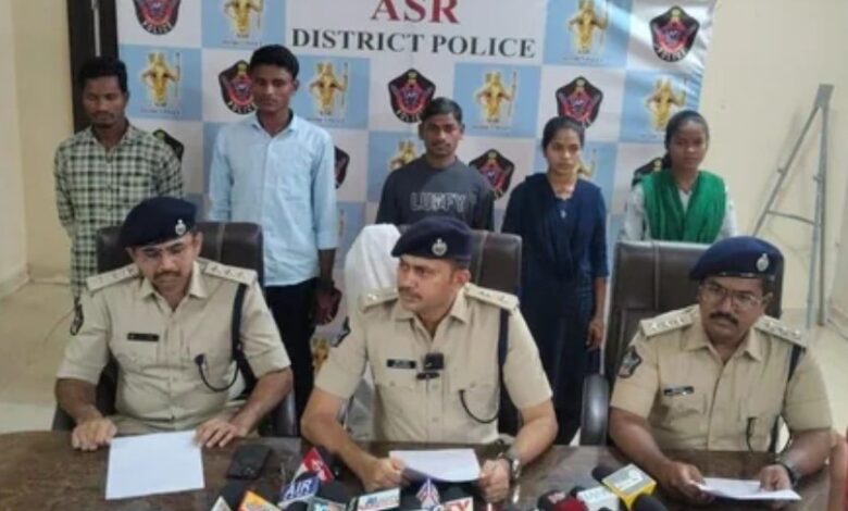 5 इनामी नक्सलियों ने किया सरेंडर 5 इनामी नक्सलियों ने किया सरेंडर