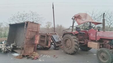 अज्ञात वाहन की ठोकर से ट्रैक्टर पलटी दो की मौत