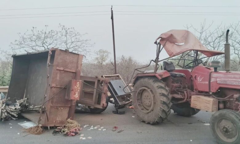 अज्ञात वाहन की ठोकर से ट्रैक्टर पलटी दो की मौत