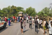 ट्रेलर ने स्कूटी सवार महिला को रौंदा, पति और बच्चा गंभीर