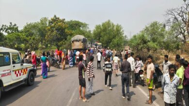 ट्रेलर ने स्कूटी सवार महिला को रौंदा, पति और बच्चा गंभीर