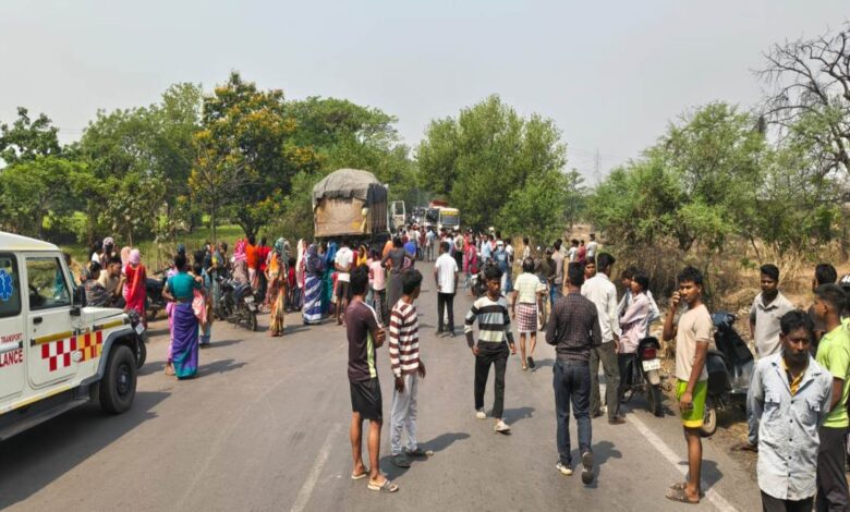 ट्रेलर ने स्कूटी सवार महिला को रौंदा, पति और बच्चा गंभीर