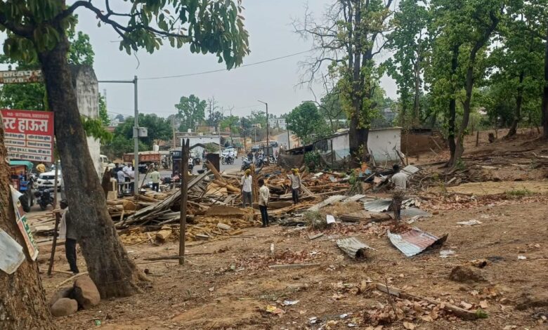 वनभूमि को कराया अतिक्रमणमुक्त, प्रभावितों ने लगाए गंभीर आरोप वनभूमि को कराया अतिक्रमणमुक्त, प्रभावितों ने लगाए गंभीर आरोप