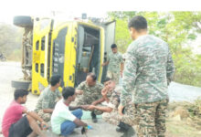 अनियंत्रित तेज रफ्तार हाईवा पलटी 3 घायल