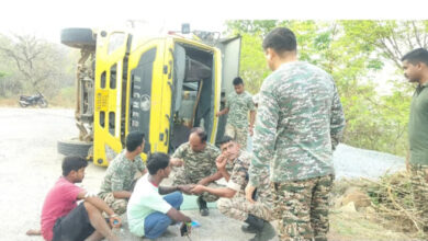 अनियंत्रित तेज रफ्तार हाईवा पलटी 3 घायल