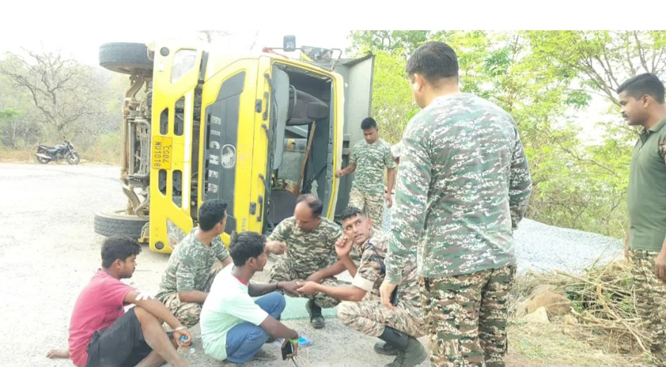 अनियंत्रित तेज रफ्तार हाईवा पलटी 3 घायल