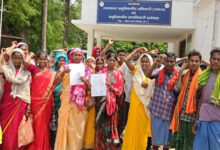 ग्रामीणाें ने पुश्तैनी जमीन पर सरकारी निर्माण कार्य पर रोक लगाने साैंपा ज्ञापन