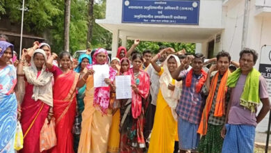 ग्रामीणाें ने पुश्तैनी जमीन पर सरकारी निर्माण कार्य पर रोक लगाने साैंपा ज्ञापन