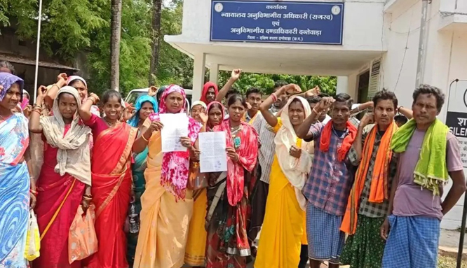 ग्रामीणाें ने पुश्तैनी जमीन पर सरकारी निर्माण कार्य पर रोक लगाने साैंपा ज्ञापन