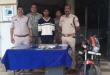 धनपुंजी पेट्रोल से नकली पिस्तौल दिखाकर नगदी रकम लूट का फरार आराेपी गिरफ्तार