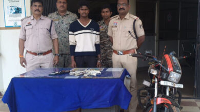 धनपुंजी पेट्रोल से नकली पिस्तौल दिखाकर नगदी रकम लूट का फरार आराेपी गिरफ्तार