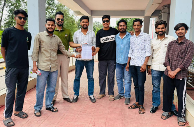 शिक्षा के नाम पर पनप रहे व्यवसायीकरण, निजी स्कूलों के लूट तंत्र के खिलाफ एनएसयूआई ने सौंपा ज्ञापन शिक्षा के नाम पर पनप रहे व्यवसायीकरण, निजी स्कूलों के लूट तंत्र के खिलाफ एनएसयूआई ने सौंपा ज्ञापन