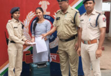 रेलवे सुरक्षा बल जगदलपुर ने एक महिला यात्री का बैग सुरक्षित वापस लौटाया