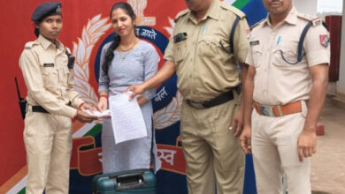 रेलवे सुरक्षा बल जगदलपुर ने एक महिला यात्री का बैग सुरक्षित वापस लौटाया