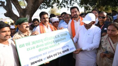 सुशासन तिहार : मुख्यमंत्री साय ने समाज प्रमुख को सौंपा टेंट एवं बर्तन सामग्री, ग्राम आमगांव में बढ़ेगा रोजगार