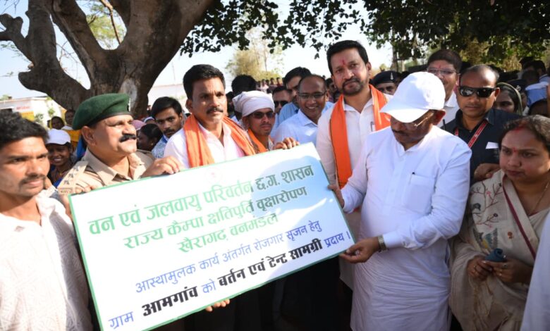 सुशासन तिहार : मुख्यमंत्री साय ने समाज प्रमुख को सौंपा टेंट एवं बर्तन सामग्री, ग्राम आमगांव में बढ़ेगा रोजगार