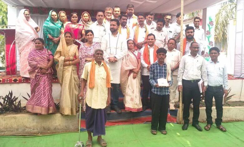 समाज कल्याण विभाग ने श्रवण यंत्र एवं टेट्रापॉड का किया वितरण, नशामुक्ति के प्रति किया जागरूक