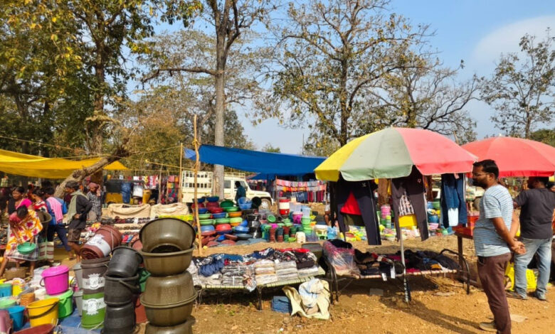 नक्सल मुक्त बीजापुर में विकास की नई दस्तक, चार दशकों बाद फिर सजी पुजारी कांकेर और कोण्डापल्ली की साप्ताहिक बाजारें नक्सल मुक्त बीजापुर में विकास की नई दस्तक, चार दशकों बाद फिर सजी पुजारी कांकेर और कोण्डापल्ली की साप्ताहिक बाजारें