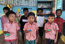 मिट्टी के दीयों और पेपर कप फोन से जगमगाई सीख की दुनिया