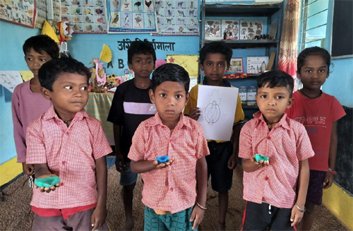 मिट्टी के दीयों और पेपर कप फोन से जगमगाई सीख की दुनिया