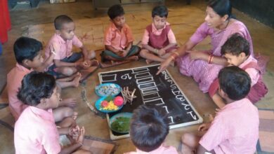 खेल-खेल में शिक्षा और पर्यावरण संरक्षण की अनूठी पहल, आंगनबाड़ी के बच्चों के चेहरों पर तितली संस्था ने बिखेरी मुस्कान