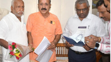 रायपुर रेल मंडल में यात्री सुविधाओं और सुरक्षा की मांग को लेकर डीआरयूसीसी सदस्यों ने महाप्रबंधक को सौंपा ज्ञापन