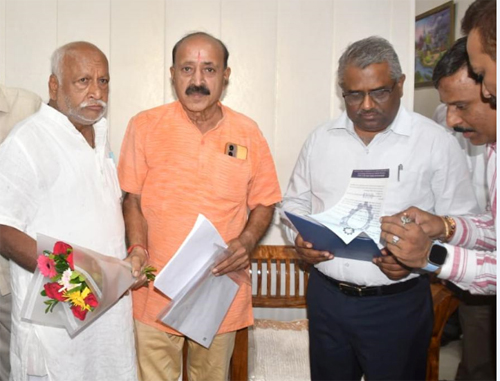 रायपुर रेल मंडल में यात्री सुविधाओं और सुरक्षा की मांग को लेकर डीआरयूसीसी सदस्यों ने महाप्रबंधक को सौंपा ज्ञापन