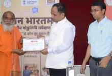 खरोरा के 76 वर्षीय पंडित संतोष राव ने संरक्षित की दो दुर्लभ पांडुलिपियां, कलेक्टर सिंह ने प्रशस्ति पत्र देकर किया सम्मानित