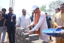 मुख्यमंत्री ने ईंट जोड़कर किया श्रमदान, भैंसामुड़ा में पीएम आवास निर्माण का किया औचक अवलोकन