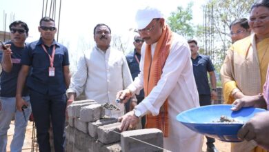 मुख्यमंत्री ने ईंट जोड़कर किया श्रमदान, भैंसामुड़ा में पीएम आवास निर्माण का किया औचक अवलोकन