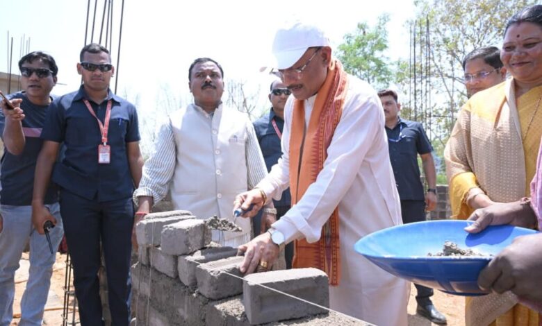 मुख्यमंत्री ने ईंट जोड़कर किया श्रमदान, भैंसामुड़ा में पीएम आवास निर्माण का किया औचक अवलोकन