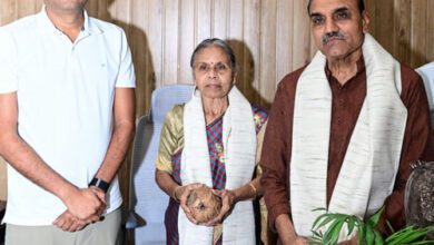 बस्तर में चिकित्सा की अलख जगाने वाले पद्मश्री डॉ. गोडबोले दंपति का वित्त मंत्री ने किया आत्मीय अभिनंदन